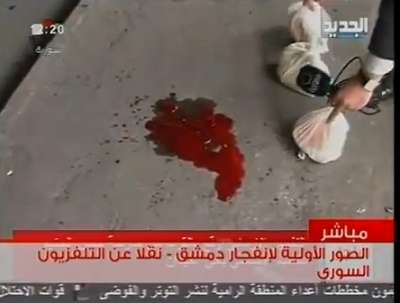 فضيحة للتلفزيون السوري \"بعد انفجار الميدان\" وهو يضع بعض الاكياس بجوار الدماء لأستكمال منظر ما بعد
