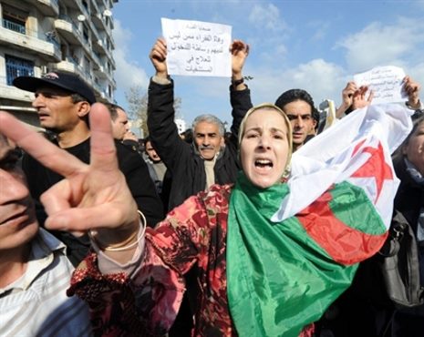 عاجل انتفاضة عارمة بالاغواط والساكنة تحت الحصار والامن يقوم بإعتقالات عشوائية للمواطنين