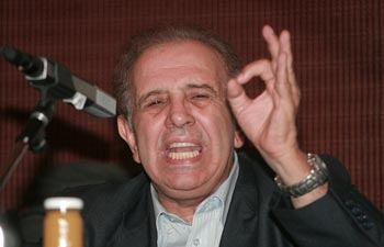 تلاسن بين المسؤولين وتبادل للتهم على خلفية إشاعات عن تغيير حكومي