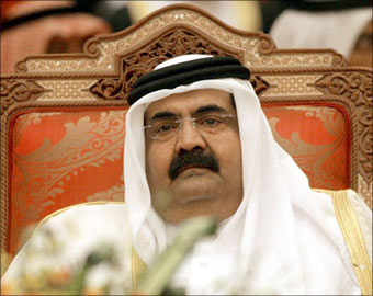 \'فايننشال تايمز\': أمير قطر تخلى عن الجامعة العربية بشأن سورية ونقل تركيزه إلى دعم \'الجيش السوري ا