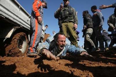 صور سيارة اسرائيلية تتعمد دهس فلسطيني