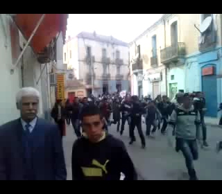 مظاهرات ومشادات عنيفة تجري حاليا في وسط مدينة تيارت بين شباب  و قوات مكافحة الشغب