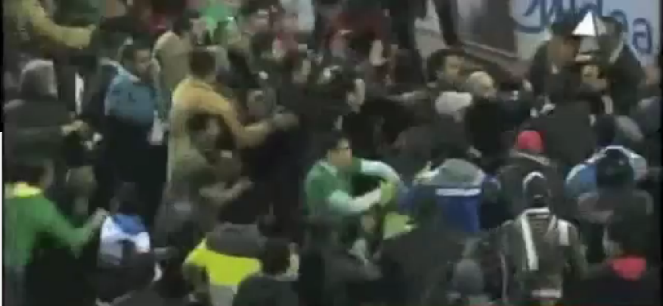 مأساة في مباراة الأهلي و المصري ومقتل أزيد من 73 وإصابة المئات شاهد الفيديو
