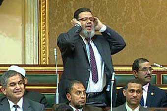 نائب مصري يرفع الآذان خلال إجتماع لمجلس الشعب