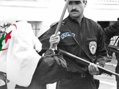 سكان بوفريزي بباب الواد يحتجون ويغلقون الطريق