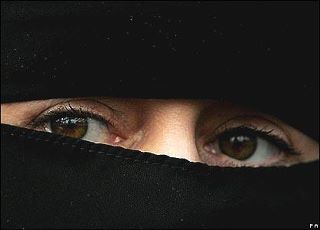 في انتهاك صارخ للحرية الدينية بالجزائر .. مديرة ثانوية تطرد تلميذة بحجة إرتدائها للنقاب