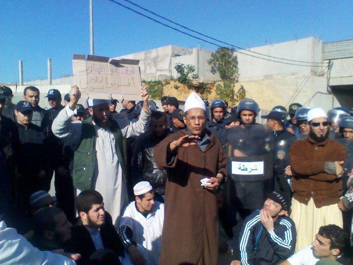 لقطات مسيرة احتاجية على اعتقال الشيخ علي بن حاج وتضامنا مع الشعب السوري