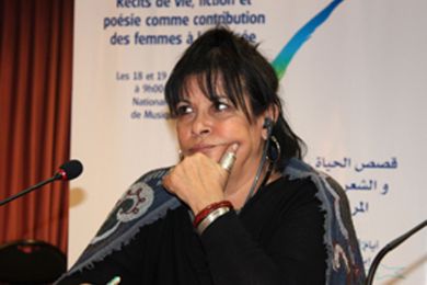 ميساء باي روائية جزائرية تدعو الرجال للتحول إلى نساء مرة كل عام