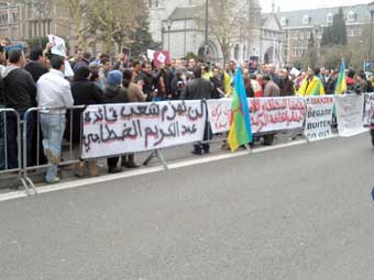 المغاربة من اصل امازيغي يتظاهرون رافعين اعلام الجمهورية الريفية للتنديد بالتدخل الأمني في مناطق أيت