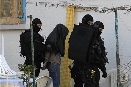 الشرطة الفرنسية تعتقل نحو 20 شخصًا في مداهمات استهدفت أوساطا إسلامية