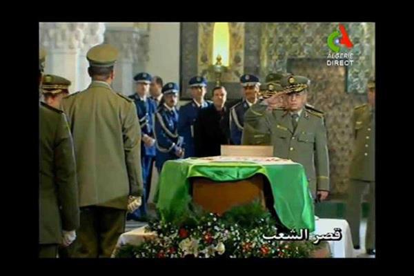 الرئيس الفعلي للجزائر الجزار القتال مدين أمام جثمان بن بلة