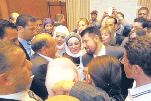 صدمة في تونس بعد تقبيل مواطنين ليد الرئيس المؤقت المنصف المرزوقي