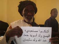 ناشط حقوقي موريتاني يحرق نسخا من مراجع دينية بدعوى تحريضها على الرق