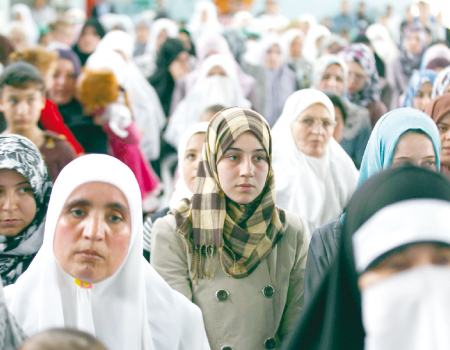الجزائريات يقبضن على حقوقهن الانتخابية بقوة القانون