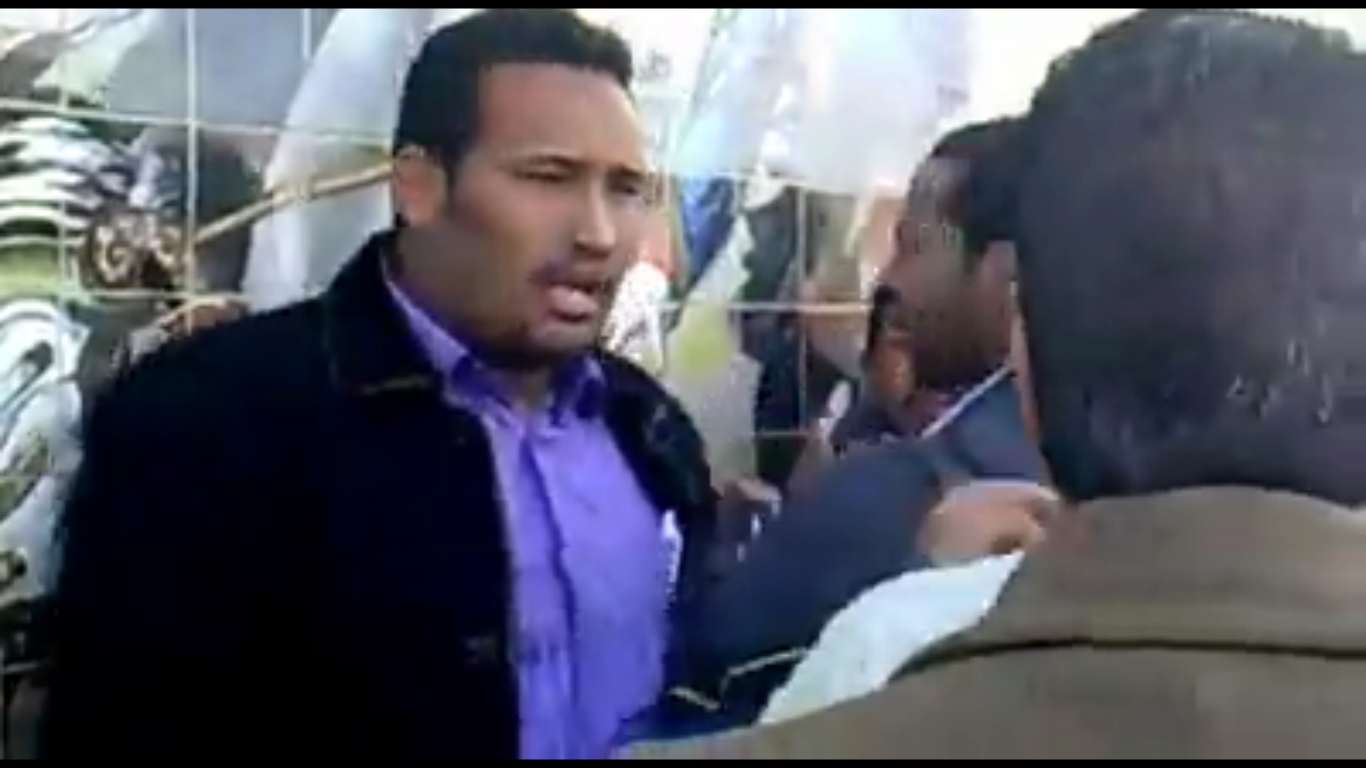 طرد قيساري محمد متصدر قائمة الأفلان بلأغواط شر طردة من طرف الشعب