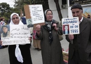 عائلات السجناء السياسيين بعد انقلاب 1992 : تطالب السلطة إطلاق سراح أبنائها وتستنكر سوء تعاطيها للملف