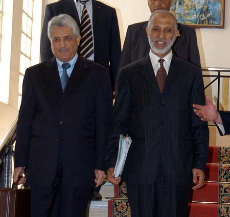 \'ضربات تحت الحزام\' وغموض يلف تأخر الإعلان عن الحكومة الجديدة