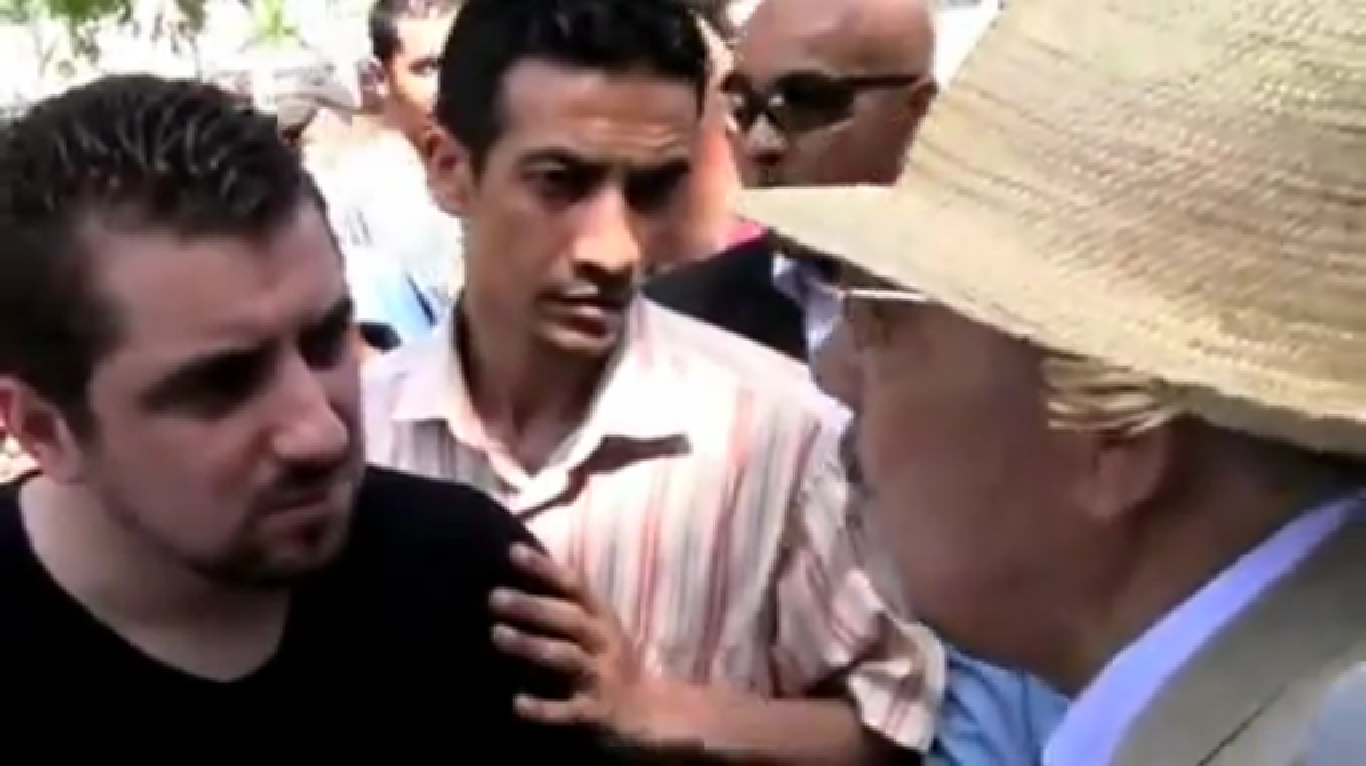 شاب جزائري حر يحرج الجنرال خالد نزار في مقبرة عالية على جرائمه