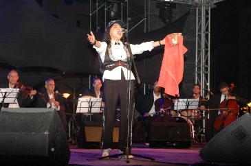 فلة الجزائرية تدعو لفتح الحدود مع المغرب وتغني \"الجزائر الشهيدة\" مع أختها