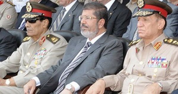 من يحكم مصر الرئيس أم العسكر؟