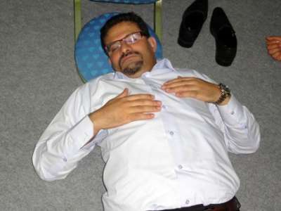صورة  وزير خارجية تونس نائم على الأرض بين مشيد بتواضع الوزير و مشكك في صدقية الصورة
