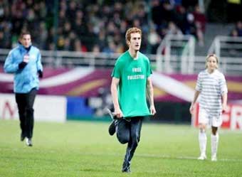 شاب يقتحم مباراة فرنسا وإسرائيل ويطالب بالحرية لفلسطين