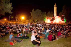 إسرائيل تنظم مهرجان النبيذ في ساحة المسجد الكبير في بئر السبع وتواصل منع المصلين من الدخول إليه