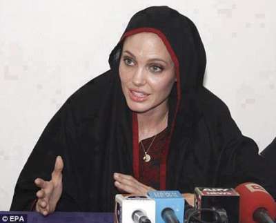 الممثلة الامريكية \"انجيلينا جولي\" ترتدي الحجاب وتهاجم الفيلم المسئ للاسلام