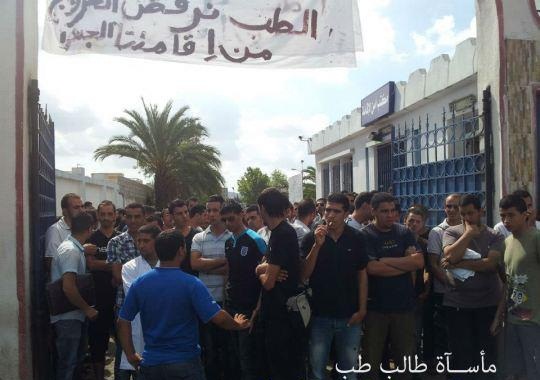 بالصوت والصورة طلبة الطب يفضحون الكذب والتلفيق لجريدة الشرور على احتجاجات سلمية قوبلت بالقمع الهمجي