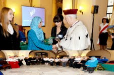 عمدة بلدية (فروتسلاف) ببولوندا يسلم مفتاح البلدية لناشطة في رابطة أنصار الحكم الذاتي