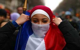 مرسوم جديد يسهل الحصول على الجنسية الفرنسية والمغاربيون الأكثر استفادة بعدما تضرروا مع ساركوزي