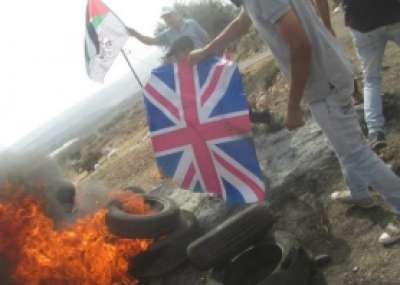 فلسطينيون يحرقون العلم البريطاني بذكرى وعد بلفور