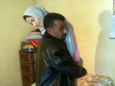 سليم رخروخ يودع زوجته بعدما حملها على كتفيه 5 سنوات الله يرحمها ويغفر لها وإن لله وإن إليه راجعون