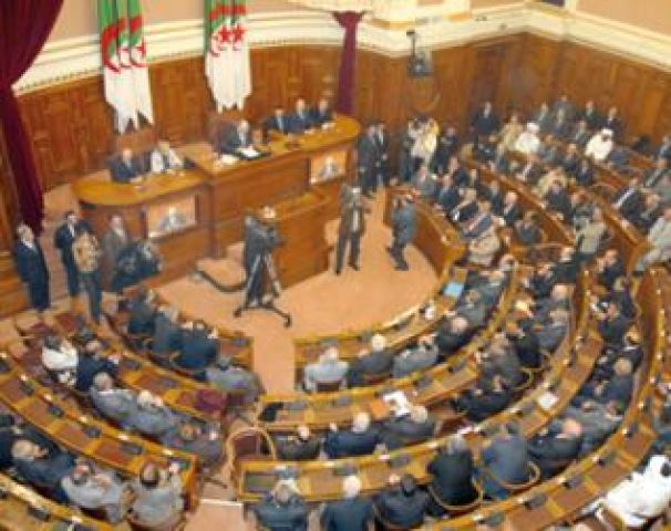 اعضاء مجلس الامة يصادقون بالأغلبية على مشروع قانون المالية لسنة 2013