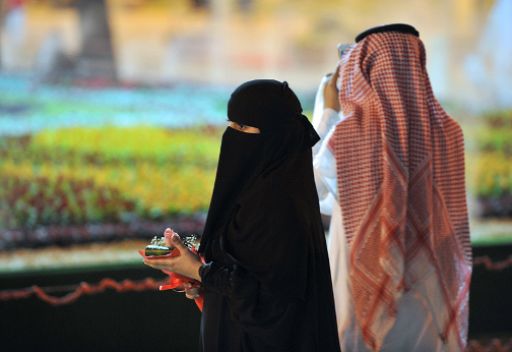 سعودية تهدي زوجها \'عروسا\' و.. سيارة فارهة