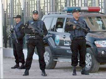 الأمن التونسي يضبط أسلحة حربية ومتفجرات قرب الحدود مع الجزائر