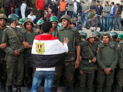 منح الجيش المصري سلطة توقيف المدنيين حتى انتهاء الاستفتاء
