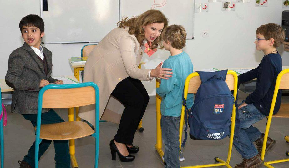 أنظروا الى المدرسة ونوعية الأطفال التي زارتها سيدة الايليزيه  أكيد عندهم جنسية مزدوجة مثل أبائهم الم