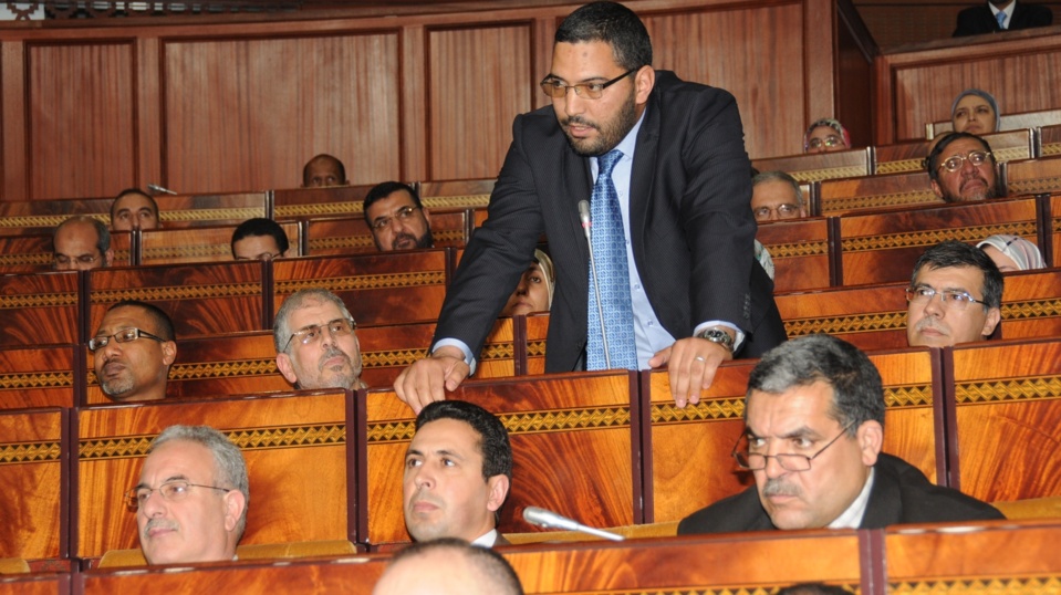 نائب برلماني وقيادي بحزب العدالة والتنمية يتعرض لضرب مبرح امام البرلمان على أيدي قوات الأمن