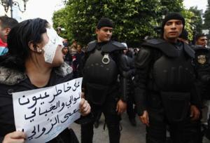 في الذكرى الثانية للثورة التونسية :حكومة النهضة تخطو الى الوراء