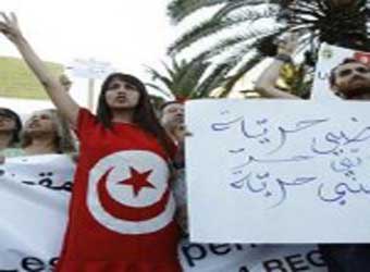 مطالب بيوم وطني لتبادل القبلات في تونس