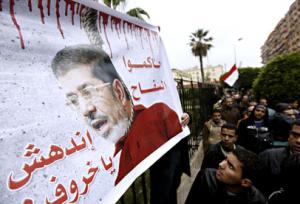 محتجون يرشقون قصر مرسي بـ\'المولوتوف\': ارحل