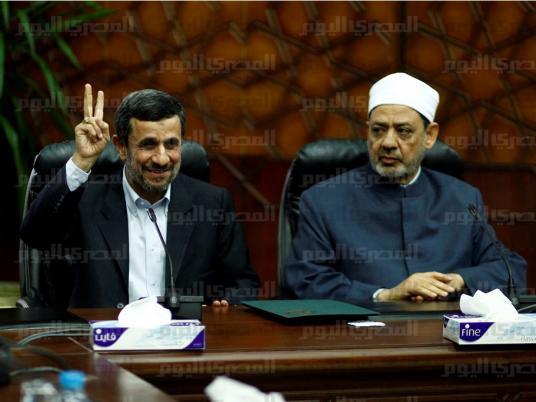 أحمدي نجاد يشير بعلامة النصر مع دخوله الأزهر