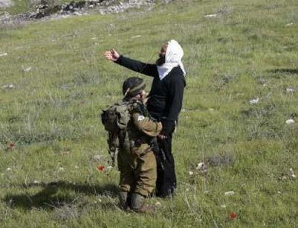 مواطن فلسطيني يستهزئ من جندي اسرائيلي قزم ويطالب بجندي غيره لاعتقاله