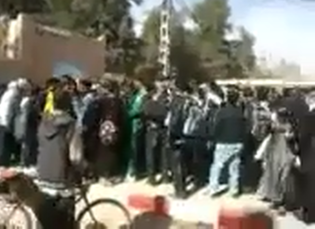 الأهالي المنيعة  يحتجون على طرد ابنة حطاب من المدرسة