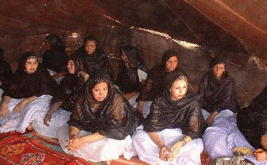 عائلة صحراوية تستنجد بالجيش الموريتاني هربا من الرق والعبودية بمخيمات البوليساريو