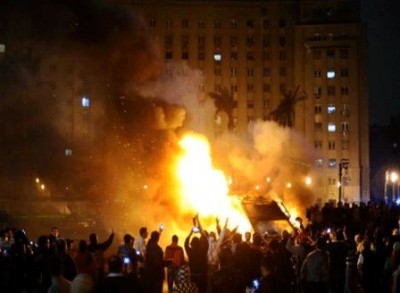 \"التحرير\" يحترق.. قتيل و200 مصاب في اشتباكات الميدان