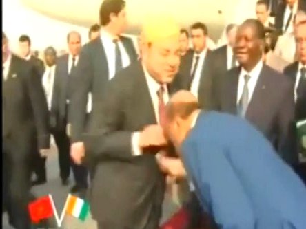 تقبيل يد الملك من طرف السفير الإيفواري جورج وينغان يثير الجدل في الكوت ديفوار