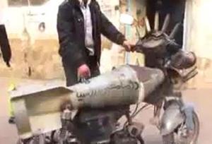 سوري يحوّل بقايا الصواريخ والقذائف إلى قطع فنية
