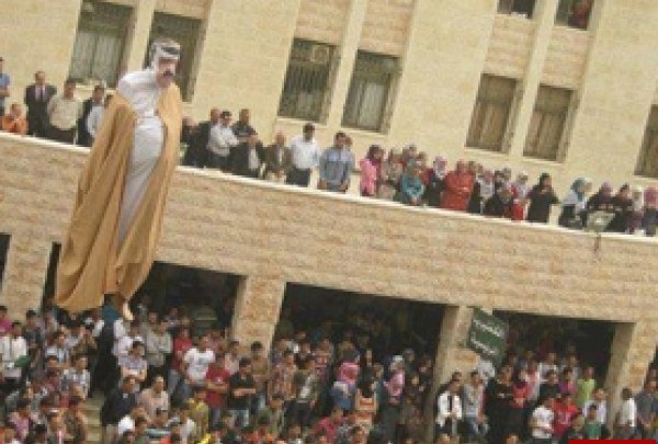 نشطاء في طولكرم يعدمون أمير قطر \"الشيخ حمد بن خليفة آل ثاني\" رمزيا